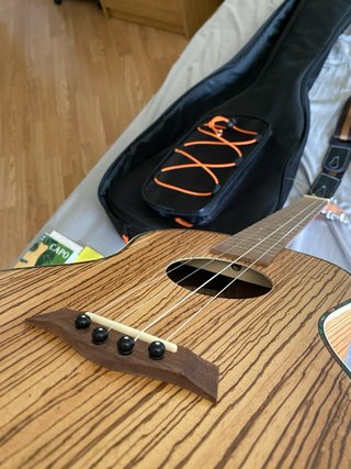 Ukelele Barítono Electroacústico Baking + Kit