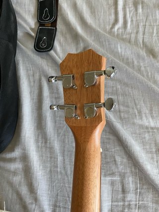 Ukelele Barítono Electroacústico Baking + Kit