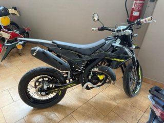 MOTO NUEVA Rieju MRT 50 Trophy Negra y Amarilla
