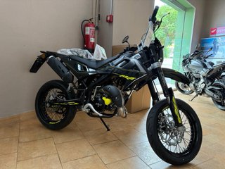 MOTO NUEVA Rieju MRT 50 Trophy Negra y Amarilla
