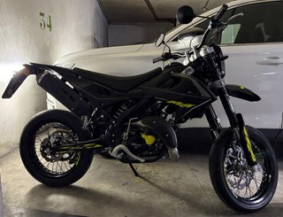 MOTO NUEVA Rieju MRT 50 Trophy Negra y Amarilla