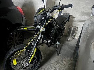 MOTO NUEVA Rieju MRT 50 Trophy Negra y Amarilla