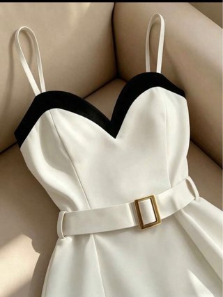 Conjunto blanco y negro con cinturón