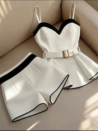 Conjunto blanco y negro con cinturón
