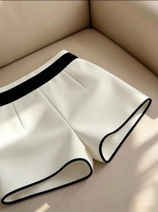 Conjunto blanco y negro con cinturón
