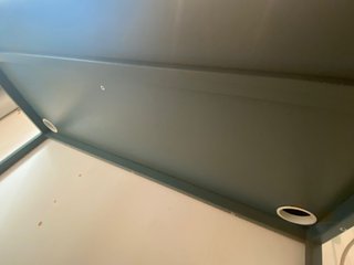 Escritorio gris metálico con cajones