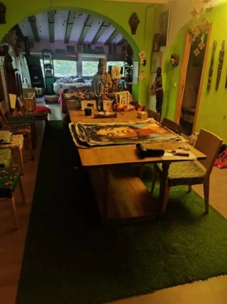 Mesa de trabajo de madera.
