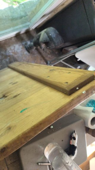 Mesa de trabajo de madera.