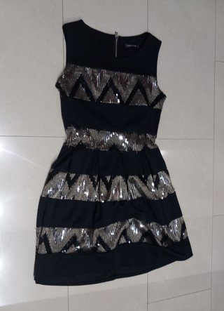 Vestido negro con lentejuelas plateadas