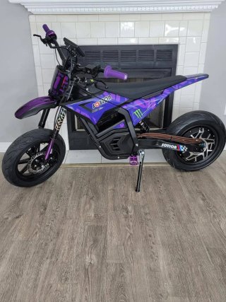 Moto Eléctrica Morada y Negra