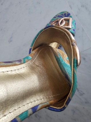Sandalias tela doradas y multicolor