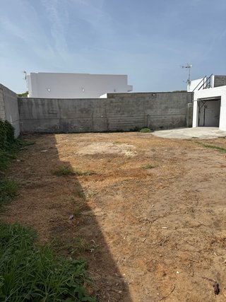 Se alquila parcela con garaje y cuarto de baño