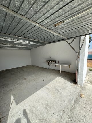 Se alquila parcela con garaje y cuarto de baño