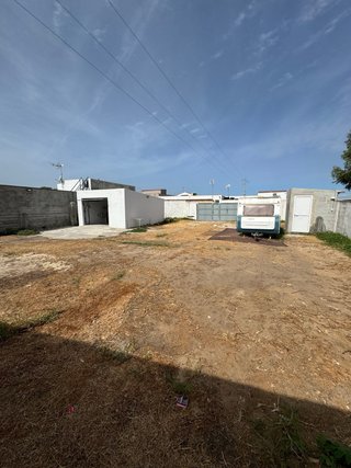 Se alquila parcela con garaje y cuarto de baño