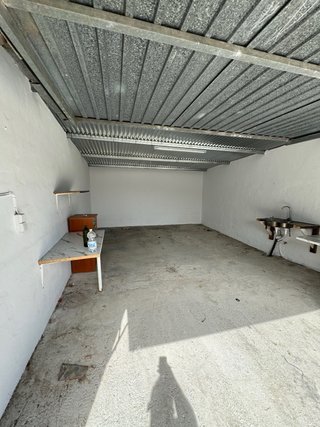 Se alquila parcela con garaje y cuarto de baño