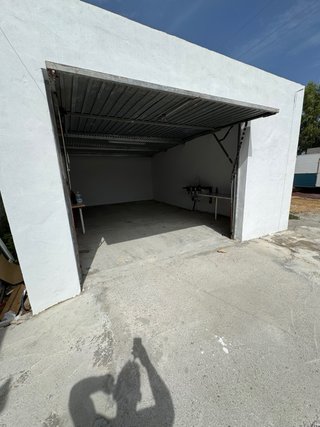 Se alquila parcela con garaje y cuarto de baño