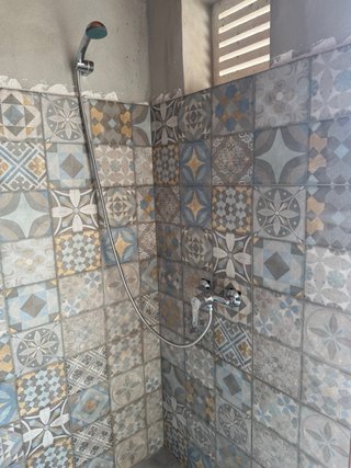 Se alquila parcela con garaje y cuarto de baño
