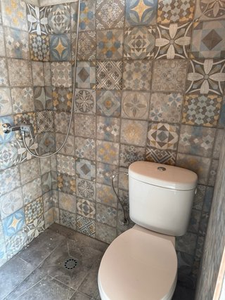 Se alquila parcela con garaje y cuarto de baño