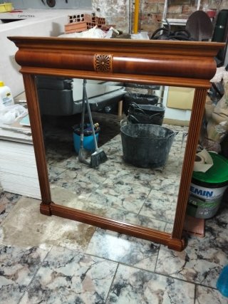 Espejo de madera con marco decorado