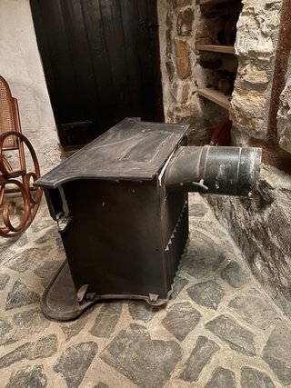 Estufa de leña antigua de metal