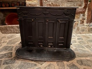 Estufa de leña antigua de metal