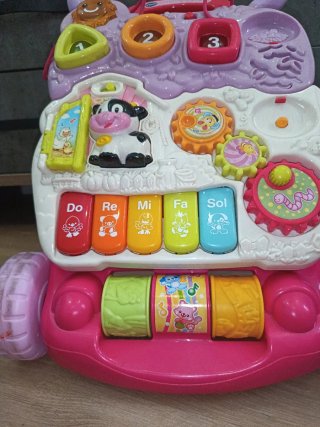 Correpasillos VTech rosa con piano y juegos