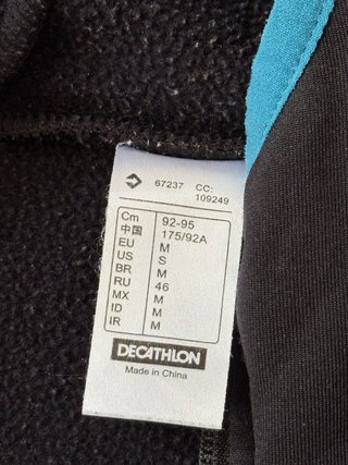Chaqueta Negra Quechua con Capucha