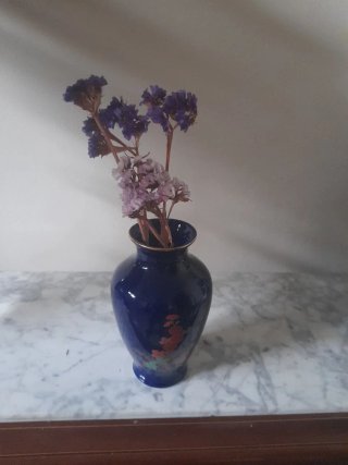Jarrón de porcelana azul con flores secas