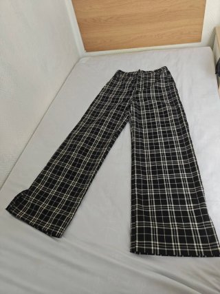 Pantalón campana cuadros blanco y negro