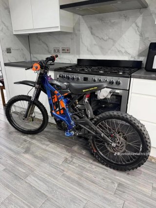 Moto Eléctrica Surron Azul y Naranja