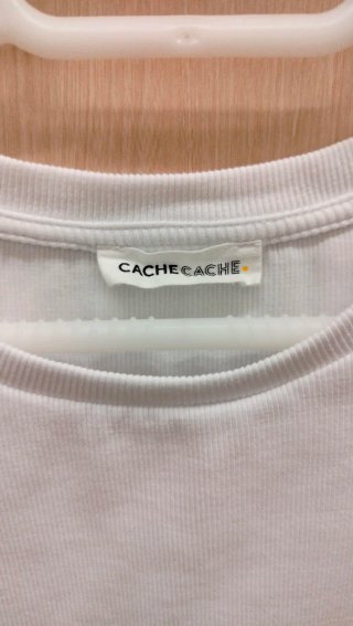 Camiseta blanca con mangas azules
