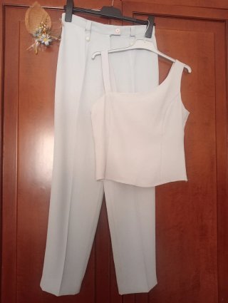 Traje pantalón y top beige