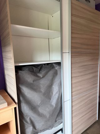 Armario moderno blanco y madera