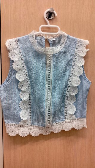 Blusa azul y blanca con encaje