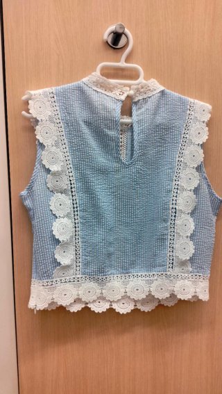 Blusa azul y blanca con encaje