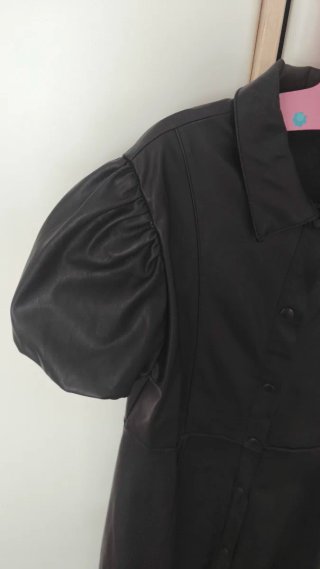 Vestido negro cuero sintético manga abullonada