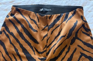 Pantalón estampado tigre