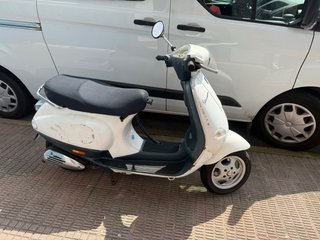 Vespa Scooter Automática Blanca y Gris