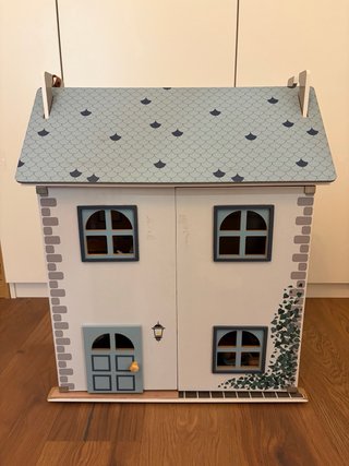 Casa de muñecas de madera