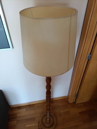 Lámpara de pie de madera antigua