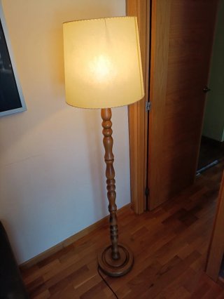 Lámpara de pie de madera antigua