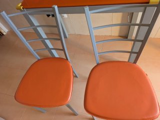 Mesa cristal de cocina extensible y 2 sillas