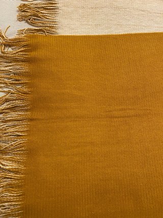 Capa bicolor. El Corte Inglés. Color mostaza beige