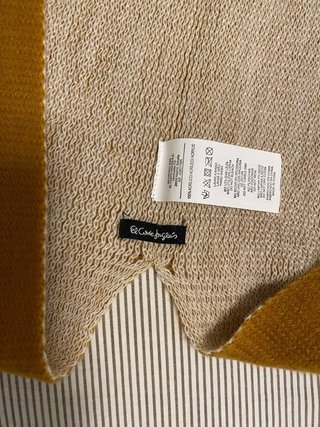 Capa bicolor. El Corte Inglés. Color mostaza beige