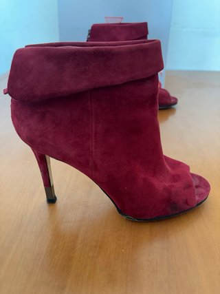 Botines Guess rojos de ante con tacón