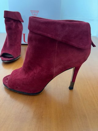 Botines Guess rojos de ante con tacón