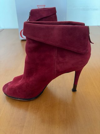 Botines Guess rojos de ante con tacón
