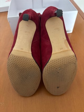 Botines Guess rojos de ante con tacón