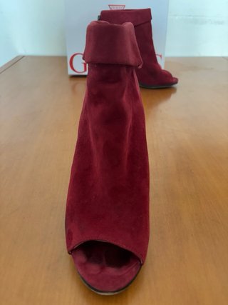 Botines Guess rojos de ante con tacón