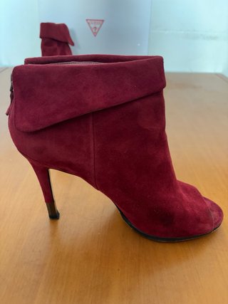 Botines Guess rojos de ante con tacón